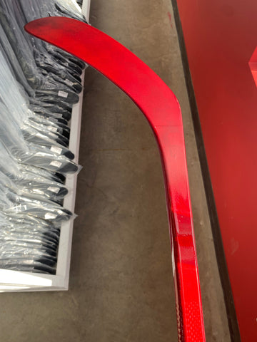Découvrez le Prototype Dark Red : Le bâton de hockey ultime pour les joueurs exigeants