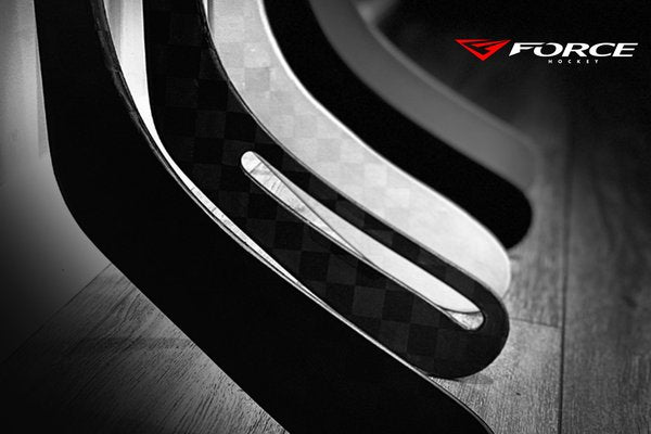 Photo en noir et blanc montrant les palettes et courbes des bâtons de hockey Prototype All Black et le logo Force Hockey en coin.