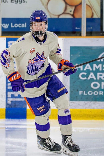 Poids d'un bâton de hockey : est-ce qu'un bâton plus léger est vraiment meilleur?