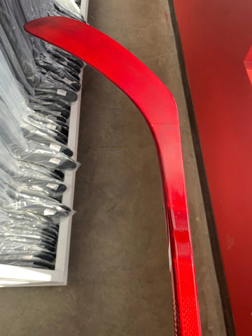 Découvrez le Prototype Dark Red: Le bâton de hockey ultime pour les joueurs exigeants