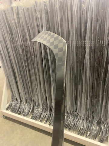 Découvrez l’excellence des bâtons de hockey Force avec tressage carbone 18K et technologie monobloc ’one piece’
