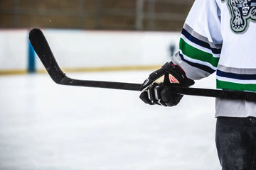Pourquoi les bâtons de hockey cassent-ils ? Tout ce que vous devez savoir!