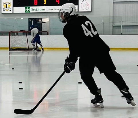 Les Bâtons de Hockey: L’Importance du Poids dans la Performance et la Durabilité