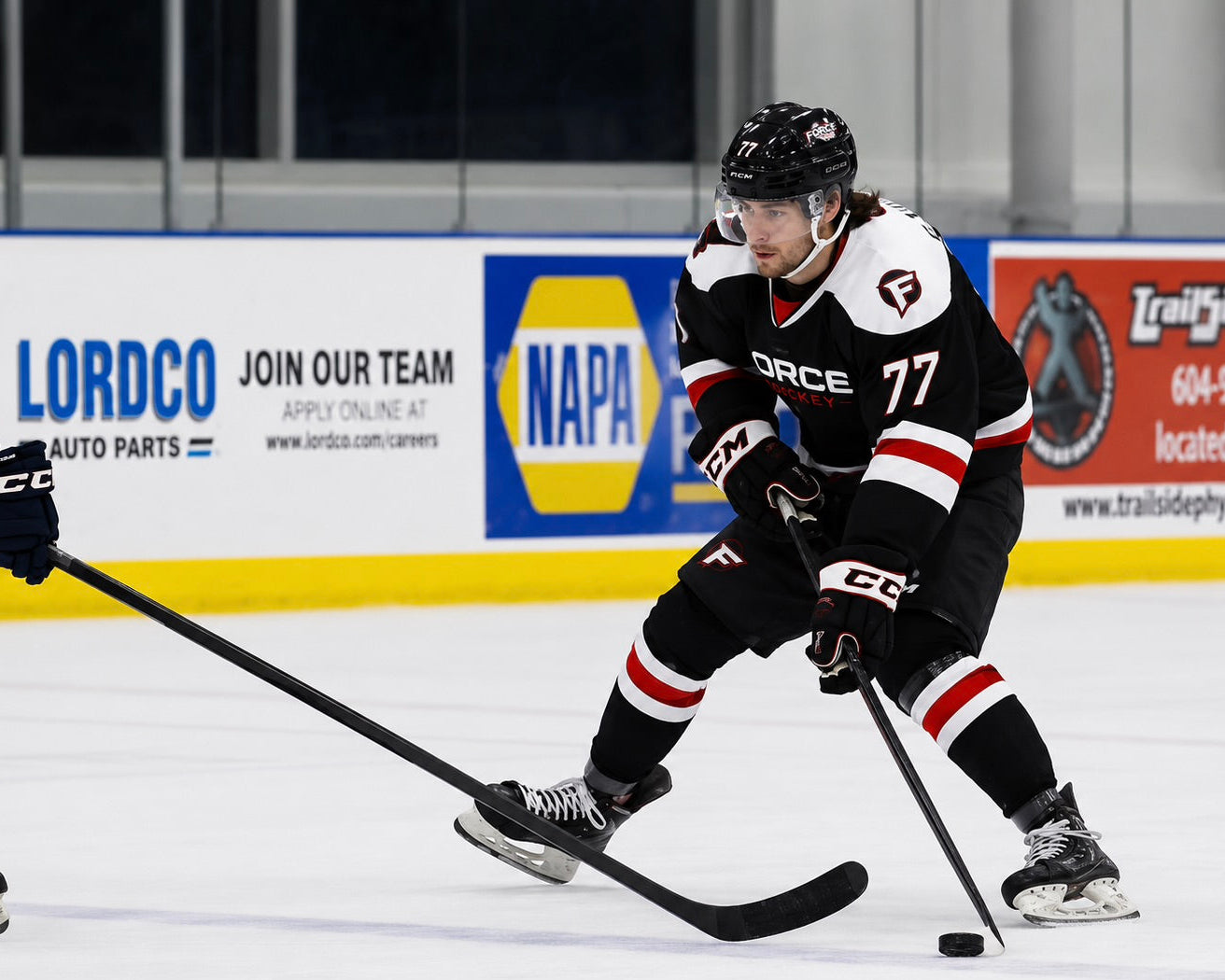 Hockey player avec son bâton de hockey Prototype All Black Force Hockey Superlite