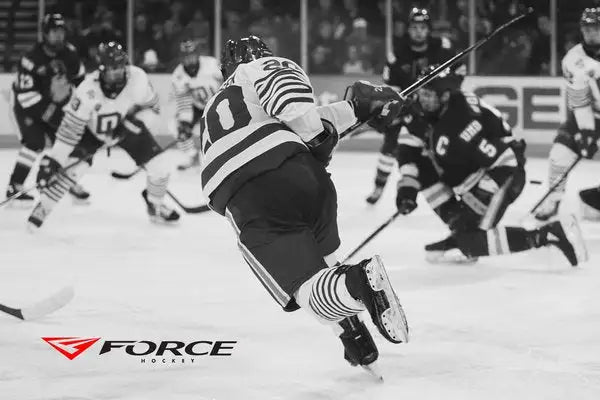 Bannière promotionnelle de Force Hockey stylisé en noir et blanc présentant un joueur professionnel tirant avec un bâton de hockey Prototype All Black.