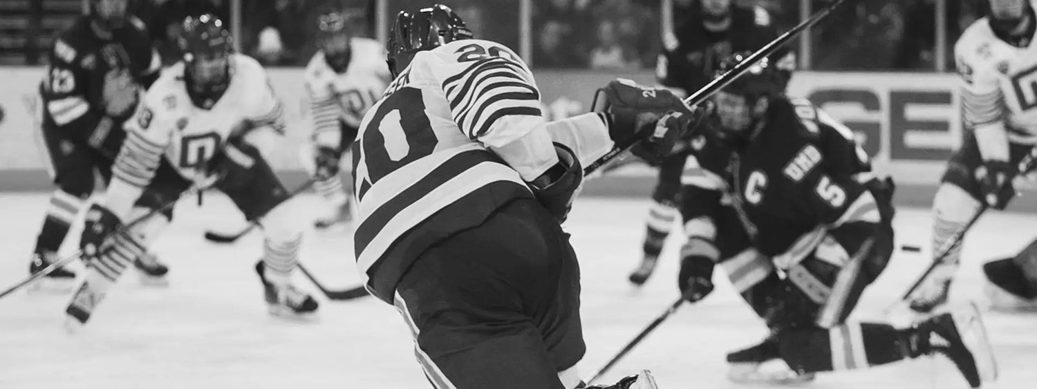 Bannière promotionnelle de Force Hockey stylisé en noir et blanc présentant des bâtons de hockey performants, légers et abordables.