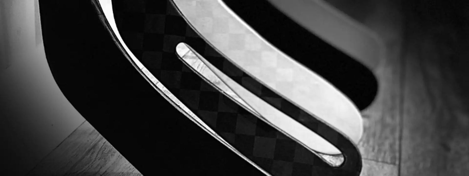 Photo en noir et blanc montrant les palettes et courbes des bâtons de hockey Prototype All Black Force Hockey.